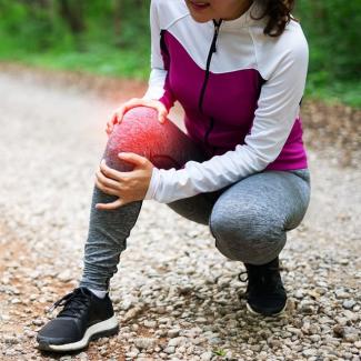 Photo: Woman with knee pain